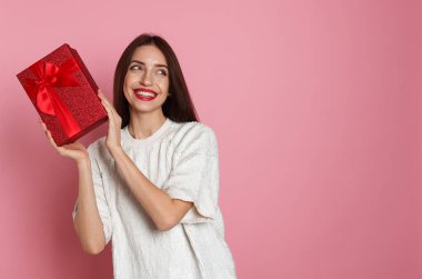 Sevgililer Günü. Pembe arka planı olan güzel bir kadın. Metin için boşluk