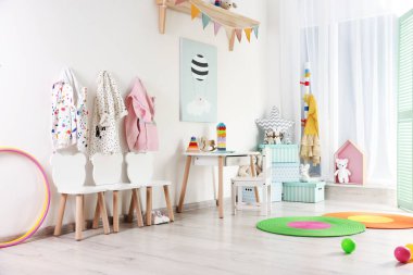 Farklı oyuncakları ve mobilyaları olan şık bir oyun odası. İç tasarım