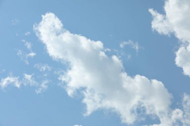 Mavi gökyüzünde pofuduk beyaz bulutların güzel manzarası