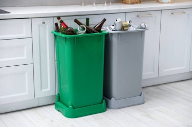 Mutfaktaki çöp bidonlarında. Atık sıralama