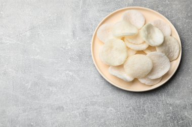 Gri masa üzerinde pirinç kağıt parçaları, üst manzara. Metin için boşluk