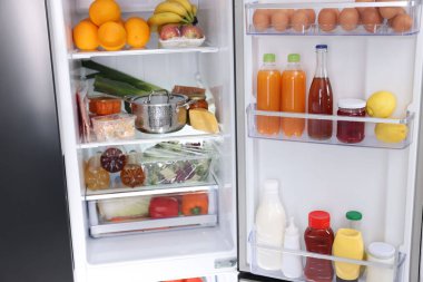 Farklı taze gıda ürünleri olan modern buzdolabı.