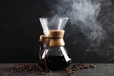 Lezzetli kahve ve fasulyeli cam kimya kahve makinesi.