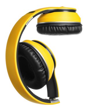 Beyaz üzerine izole edilmiş sarı kablosuz kulaklıklar