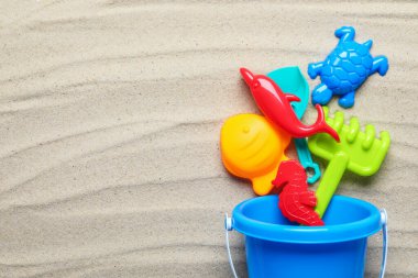 Kumsalda çocukların plaj oyuncakları, üst manzara. Metin için boşluk