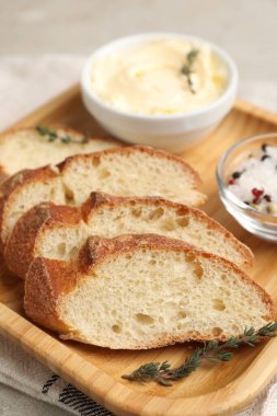 Masada tereyağı ve baharatlı baget dilimleri, yakın plan.