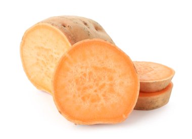 Beyaz üzerine izole edilmiş çiğ patates parçaları.