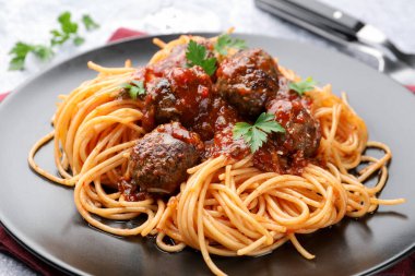 Köfteli lezzetli makarna. Masada servis ediliyor, yakın plan.