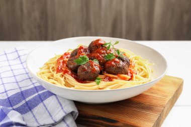 Beyaz masada köfteli leziz makarna, yakın plan.