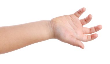 Küçük kız beyaz arka planda bir şey tutuyor, yakın plan.