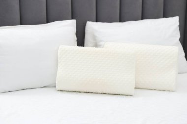 Yatakta yumuşak ortopedik yastıklar, yakın çekim