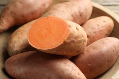 Tabakta çiğ patates, yakın plan.