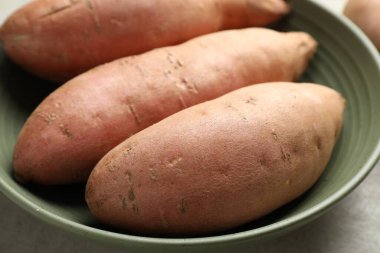 Tabakta çiğ patates, yakın plan.