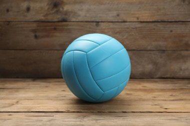 Tahta masada parlak bir voleybol topu