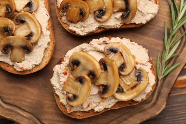 Masada ezmeli, mantarlı ve baharatlı nefis bruschettalar.