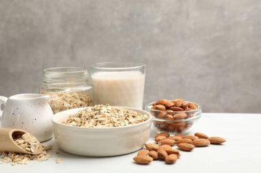 Badem sütlü ve fındıklı lezzetli yulaf ezmesi, yakın plan. Metin için boşluk