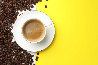 Kahveyi fincanda tazelemek ve arka planda fasulye, düz uzanmak. Metin için boşluk