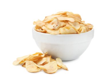 Beyaz tenceredeki kurutulmuş sarımsak taneleri.