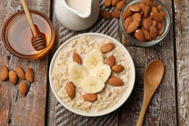 Badem sütlü, fındıklı, ballı ve muzlu lezzetli yulaf ezmesi.