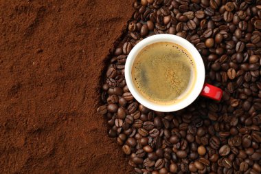 Aromatik kahve, öğütülmüş kahve ve fasulye.