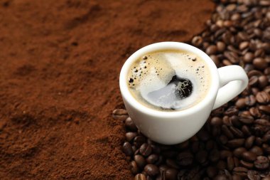 Aromatik kahve, öğütülmüş kahve ve fasulye, yakın plan.