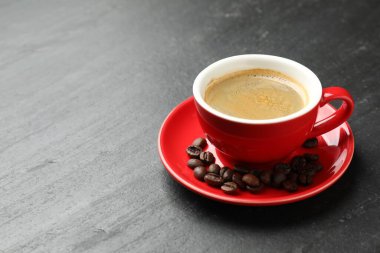 Koyu dokulu masada aromatik kahve ve fasulye, yakın plan. Metin için boşluk