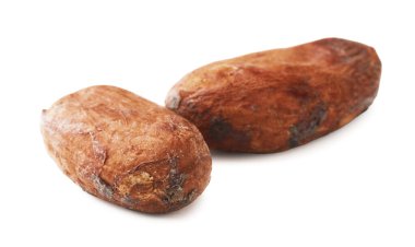 İki doğal kakao çekirdeği beyaz üzerine izole edilmiş.