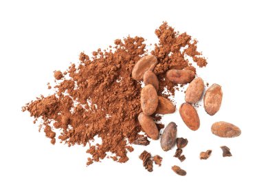 Doğal kakao çekirdekleri ve toz beyaz üzerine izole edilmiş.