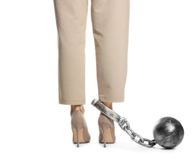 Bacağında metal top ve zincir olan iş kadını beyaz arka planda, yakın plan.