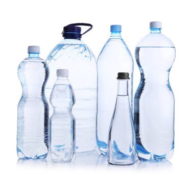 Farklı boyutlarda su şişeleri beyaz üzerine izole edilmiş.