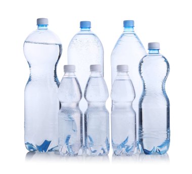 Farklı boyutlarda su şişeleri beyaz üzerine izole edilmiş.