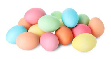 Mutlu Paskalyalar. Birçok parlak renkli yumurta beyaza izole edilmiş.