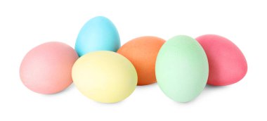 Mutlu Paskalyalar. Birçok parlak renkli yumurta beyaza izole edilmiş.