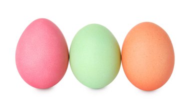 Mutlu Paskalyalar. Birçok parlak renkli yumurta beyaza izole edilmiş.