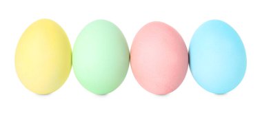 Mutlu Paskalyalar. Birçok parlak renkli yumurta beyaza izole edilmiş.