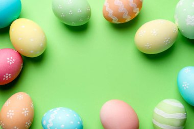 Yeşil arka planda güzel dekore edilmiş Paskalya yumurtaları, düz. Metin için boşluk