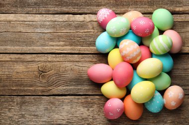 Tahta masanın üzerinde güzel süslü Paskalya yumurtaları var. Metin için boşluk
