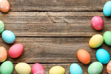 Tahta masanın üzerinde güzel süslü Paskalya yumurtaları var. Metin için boşluk