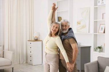 Güzel yaşlı çift evde dans ediyor. Metin için boşluk