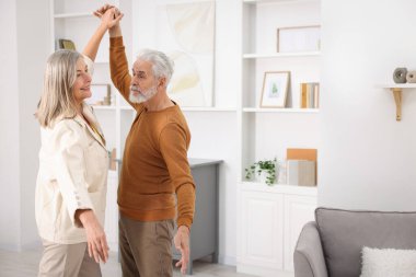 Mutlu son sınıf çifti evde dans ediyor. Metin için boşluk