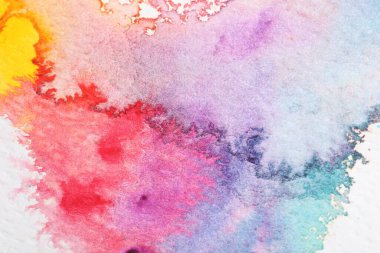 Beyaz kağıt üzerinde parlak suluboya resim, yakın plan