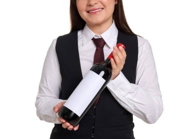 Beyaz arka planda kırmızı şarap şişesi olan profesyonel şarap garsonu.