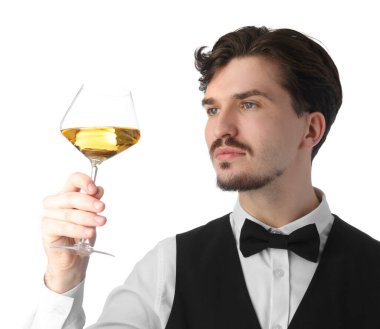 Beyaz arka planda şarap kadehi olan profesyonel şarap garsonu.