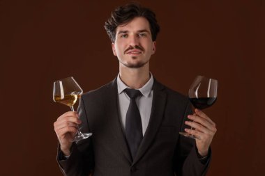 Kahverengi arka planda şarap kadehleri olan profesyonel şarap garsonu.