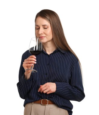 Profesyonel şarap garsonu beyaz arka planda şarap tadıyor.