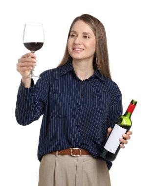 Beyaz arka planda cam ve kırmızı şarap şişesi olan profesyonel şarap garsonu.