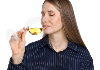 Profesyonel şarap garsonu beyaz arka planda şarap tadıyor.