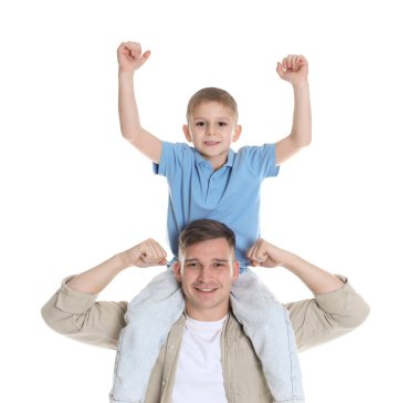 Baba ve oğlu beyaz arka planda eğleniyorlar.