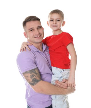 Babası ve oğlu beyaz arka planda.