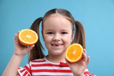 Açık mavi arka planda turuncu çizgileri olan küçük bir kız.